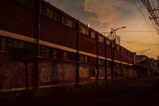 calle, ciudad, fotograf&iacute;a urbana, paisaje urbano, arquitectura industrial, edificio industrial, f&aacute;brica, ladrillos, muro de ladrillo, fachada, arquitectura, zona industrial, calle urbana, ciudad, infr