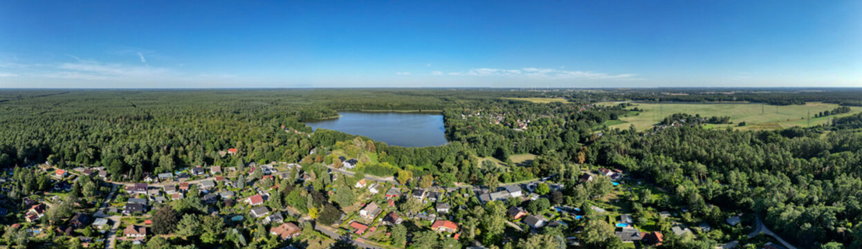 Summter See aus der Vogelperspektive &ndash; idyllische Seenlandschaft im gr&uuml;nen Berliner Umland, August 2026