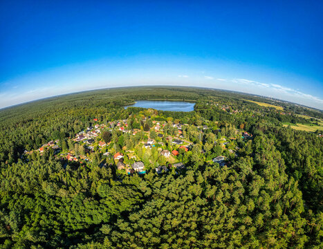 Summter See aus der Vogelperspektive &ndash; idyllische Seenlandschaft im gr&uuml;nen Berliner Umland, August 2026