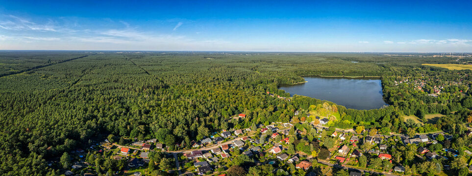 Summter See aus der Vogelperspektive &ndash; idyllische Seenlandschaft im gr&uuml;nen Berliner Umland, August 2026
