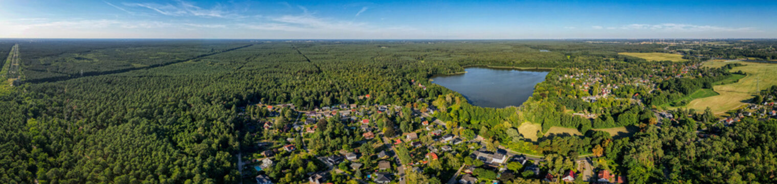 Summter See aus der Vogelperspektive &ndash; idyllische Seenlandschaft im gr&uuml;nen Berliner Umland, August 2026