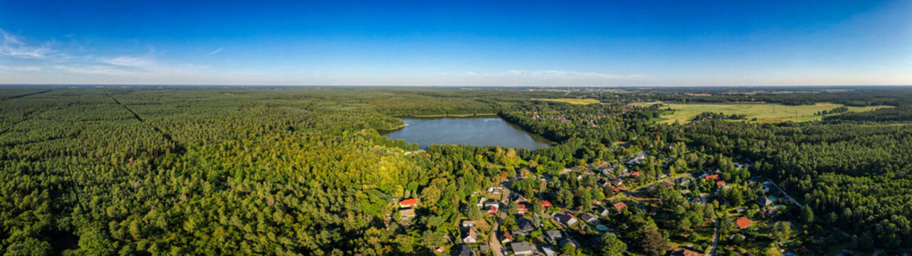 Summter See aus der Vogelperspektive &ndash; idyllische Seenlandschaft im gr&uuml;nen Berliner Umland, August 2026