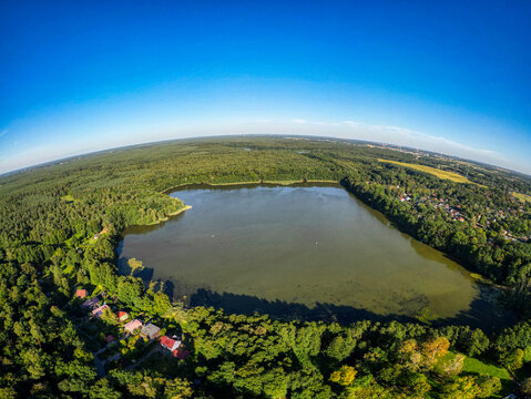 Summter See aus der Vogelperspektive &ndash; idyllische Seenlandschaft im gr&uuml;nen Berliner Umland, August 2026