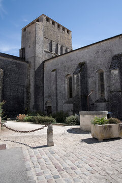 "&Eacute;glise fortifi&eacute;e de Mornac-sur-Seudre, tour donjon m&eacute;di&eacute;vale, Charente-Maritime, France"