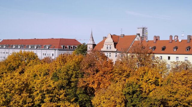 Luftaufnahme von M&uuml;nchner Altbauten hinter bunten Herbstb&auml;umen