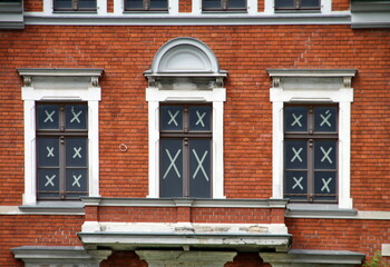 Fototapeta premium Fenster mit aufgeklebten Kreuzen
