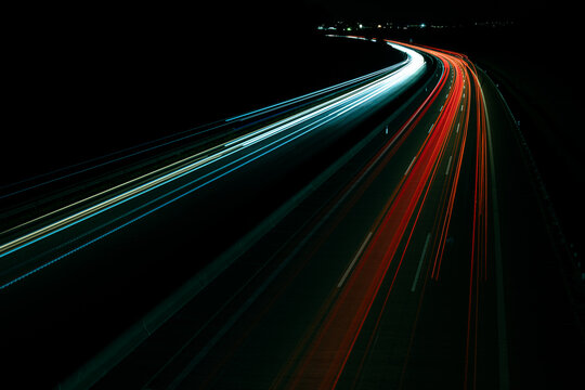 Eine Autobahn in der Nacht mit Langzeitbelichtung von einer Br&uuml;cke fotografiert