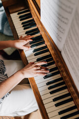 Adult woman playing the piano © Jenisse