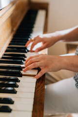 Adult woman playing the piano © Jenisse