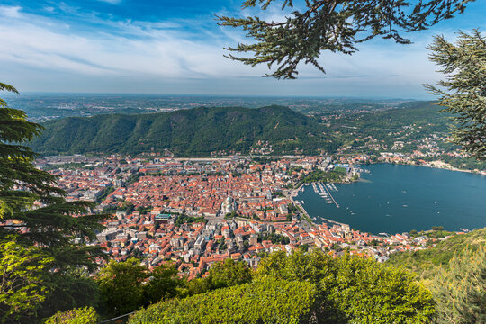 Das Bild zeigt den Panoramablick von den H&ouml;hen des Bergdorfes Brunate auf die Stadt Como und den s&uuml;dlichen Arm des Comer Sees in der italienischen Region Lombardei