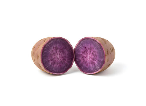 Aufgeschnittene violette S&uuml;&szlig;kartoffel isoliert auf Wei&szlig;