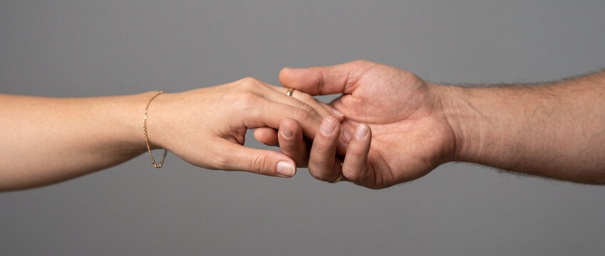 Mains d&rsquo;une jeune femme et d&rsquo;un homme plus &acirc;g&eacute; se touchant