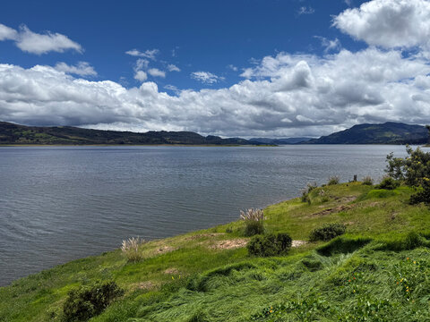 Vista panor&aacute;mica del Embalse de Tomin&eacute; bajo un cielo nublado, Colombia