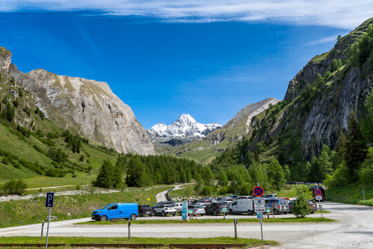 Parkplatz am Lucknerhaus im K&ouml;fnitztal bei Kals am Gro&szlig;glockner mit Blick auf den h&ouml;chsten Berg von &Ouml;sterreich, dem Gro&szlig;glockner