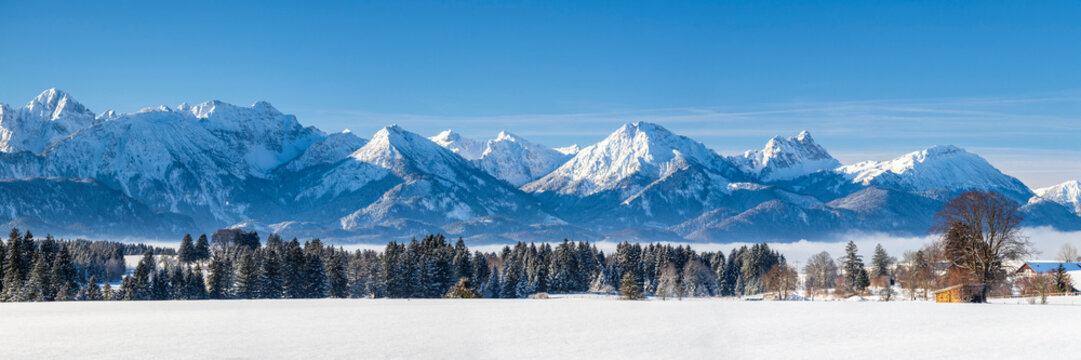 Panorama Winter-Landschaft im Allg&auml;u bei F&uuml;ssen mit Bergkette der Alpen