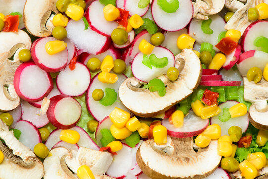 Frischer mediterraner italienischer Salat mit Pilze und Tomaten
