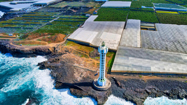Foto a&eacute;rea con dron del faro de Las Hoyas en Tazacorte en La isla de La Palma.