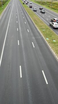 Cars moving along a multilane highway, representing urban traffic, transport infrastructure, smart mobility, road safety, traffic management and modern transportation systems.