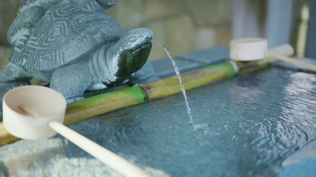 日本の神社で静かに流れる手水舎の清らかな水