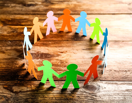 Bunte Papierfiguren im Kreis als Symbol f&uuml;r Diversit&auml;t, Gemeinschaft und Zusammenhalt