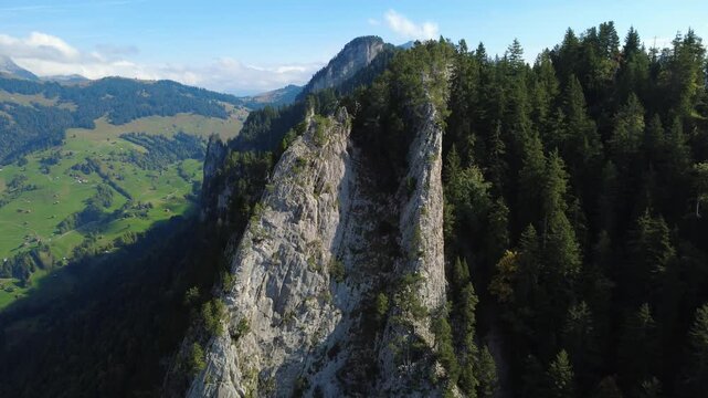 Dramatischer freistehender Felszacken vor Alpenpanorama &ndash; geologisch einzigartige Luftaufnahme