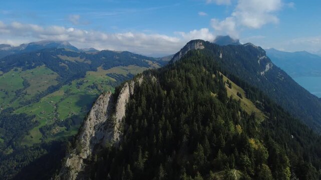 Gratsilhouette mit markanter wei&szlig;er Felsnarbe &uuml;ber gr&uuml;nem Tal &ndash; Luftaufnahme aus den Alpen