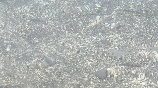 Agua muy transparente con piedras visibles