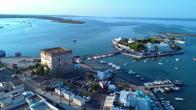 LA MONUMENTALE TORRE CESAREA NELL'AREA PORTUALE DI PORTO CESAREO