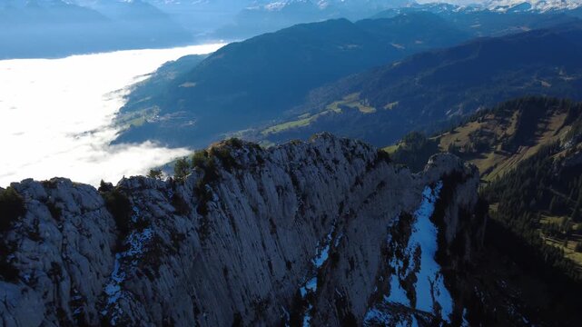 Das Brotmesser: gezackter Grat mit Schneeresten &uuml;ber einem Nebelmeer &ndash; atmosph&auml;rische Luftaufnahme