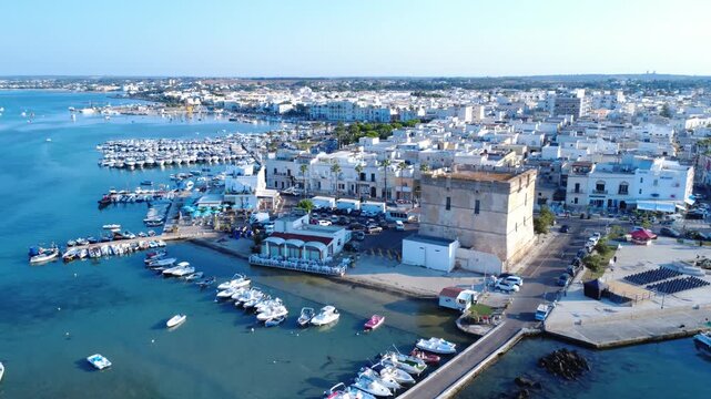 LA MONUMENTALE TORRE CESAREA NELL'AREA PORTUALE DI PORTO CESAREO