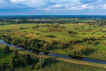 Obraz premium Ländliche Gegend mit Fluss, Schleuse und Wehr