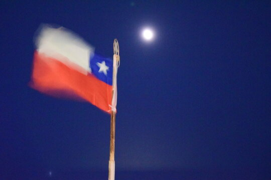 Bandera Chilena flameando al viento en Punta Arenas, Chile