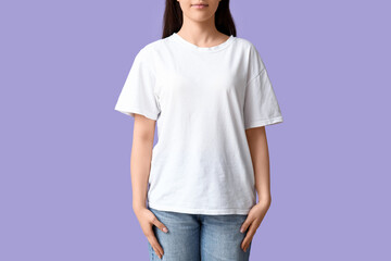 Obraz premium Pretty young woman in stylish white t-shirt on lilac background