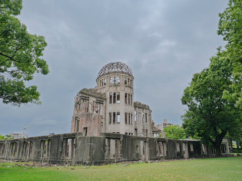 世界遺産「原爆ドーム」と緑の祈り