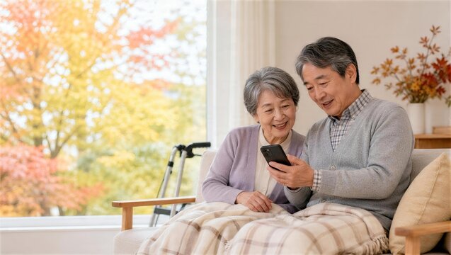 スマートフォンの写真を共有するシニア夫婦