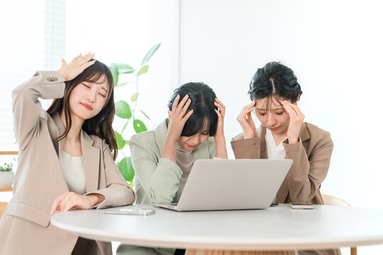 A businesswoman's meeting stalls and reaches an impasse (failure, mistake)