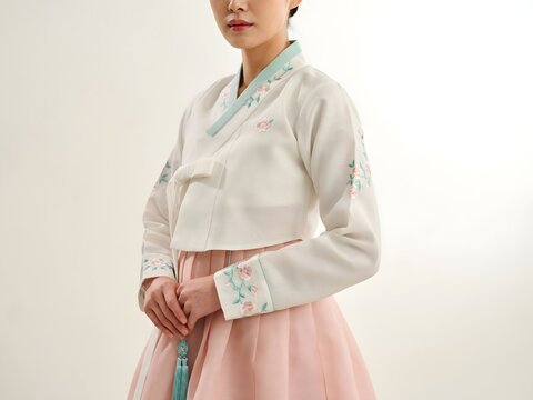 추석 꽃무늬 자수 저고리와 분홍 치마 한복을 입은 여성