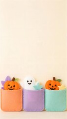 Fototapeta premium フェルトポケットに入ったかぼちゃとおばけのハロウィン壁面飾り
