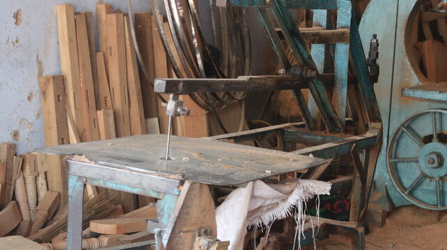 Industrial Wood Lathe Machine | Precision Wood Shaping, Turning and Furniture Manufacturing