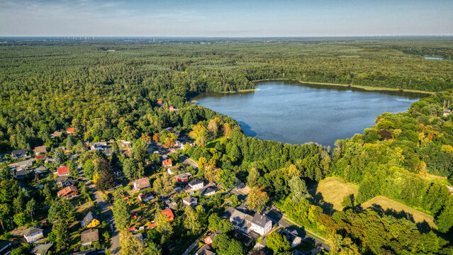 Summter See aus der Vogelperspektive &ndash; idyllische Seenlandschaft im gr&uuml;nen Berliner Umland, August 2026
