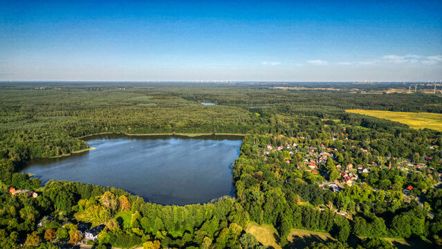 Summter See aus der Vogelperspektive &ndash; idyllische Seenlandschaft im gr&uuml;nen Berliner Umland, August 2026