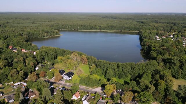 Summter See aus der Vogelperspektive &ndash; idyllische Seenlandschaft im gr&uuml;nen Berliner Umland, August 2026
