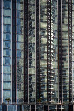 Spiegelung in der Glasfassade eines Hochhauses in Frankfurt am Main