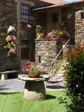 Traditional schist village house with rustic garden in Quintadona, Portugal - Norte
