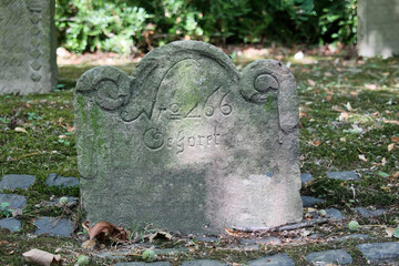 schöner alter Grabstein Reich verziert auf dem Hauptfriedhof in Mülheim Ruhr © Blende8