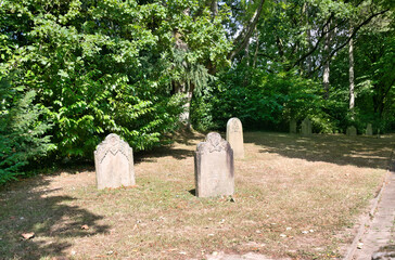schöner alter Grabstein Reich verziert auf dem Hauptfriedhof in Mülheim Ruhr © Blende8