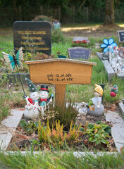 Muslimisches Kindergrab mit Dekoration auf dem Hauptfriedhof in Mülheim Ruhr © Blende8