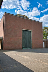 Vorderseite mit großem Tor der Aussegnungshalle auf dem Hauptfriedhof in Mülheim Ruhr © Blende8