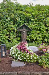 schöne Grabstätte mit üppigem Blumenschmuck  auf dem Hauptfriedhof Mülheim Ruhr © Blende8