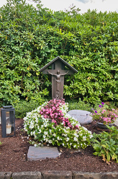 sch&ouml;ne Grabst&auml;tte mit &uuml;ppigem Blumenschmuck  auf dem Hauptfriedhof M&uuml;lheim Ruhr